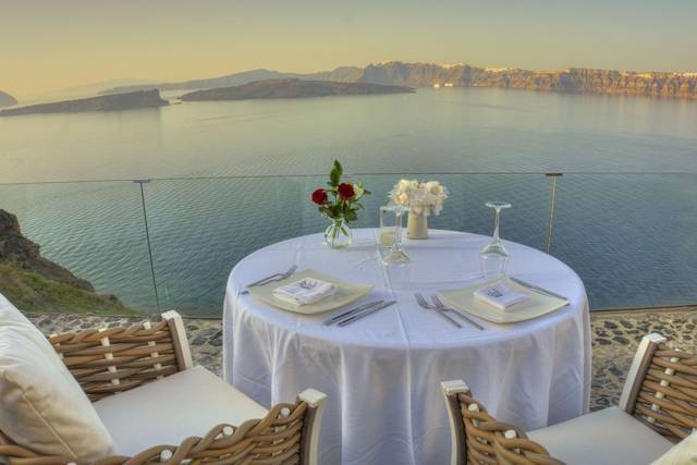 Cliffside_table_front_at_the_cliff_below_the_pool_-_Alali_Restraurant_Santorini_result